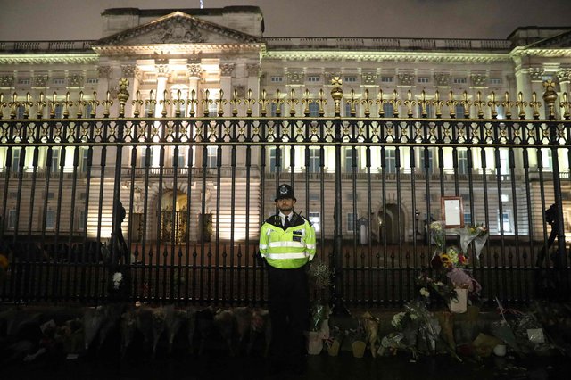 الشرطة البريطانية تزيل حواجز قصر بالمورال للسماح للجمهور بوضع الزهور من أجل الملكة إليزابيث الثانية