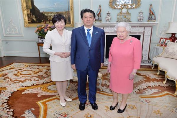 رئيس الوزراء الياباني رحيل الملكة إليزابيث  خسارة كبرى  للعالم