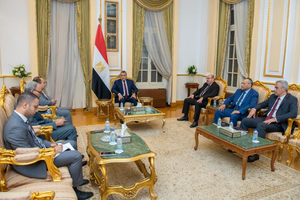 وزير الانتاج الحربي يستقبل سفير مصر بكينيا 