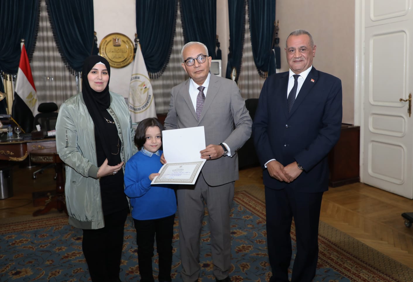 وزير التعليم يكرم الطفل عمر زكي 