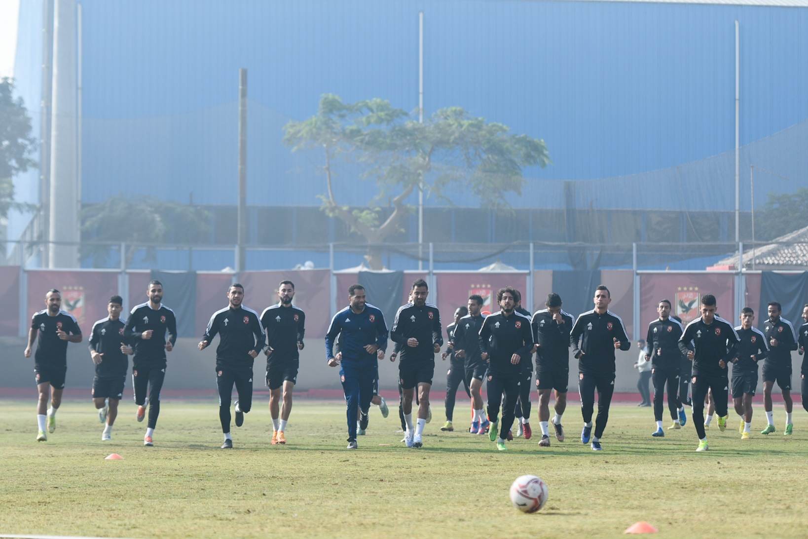 كولر يجتمع بلاعبي الأهلي استعدادًا لمواجهة المصري في الدوري الممتاز