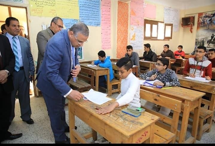 محافظ سوهاج يتفقد لجان امتحانات الشهادة الإعدادية - بوابة الأهرام
