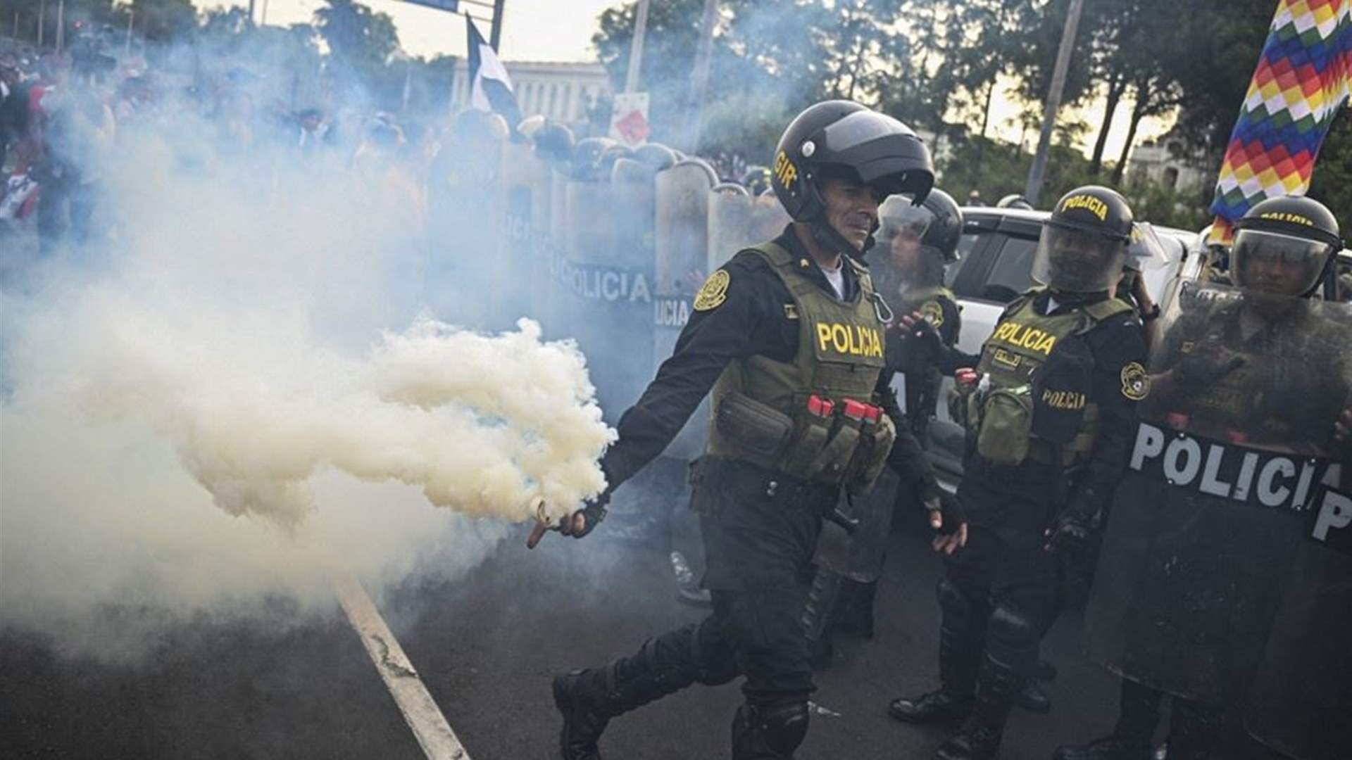 ​مقتل امرأة في اشتباكات بين الشرطة ومتظاهرين يطالبون باستقالة رئيسة البيرو