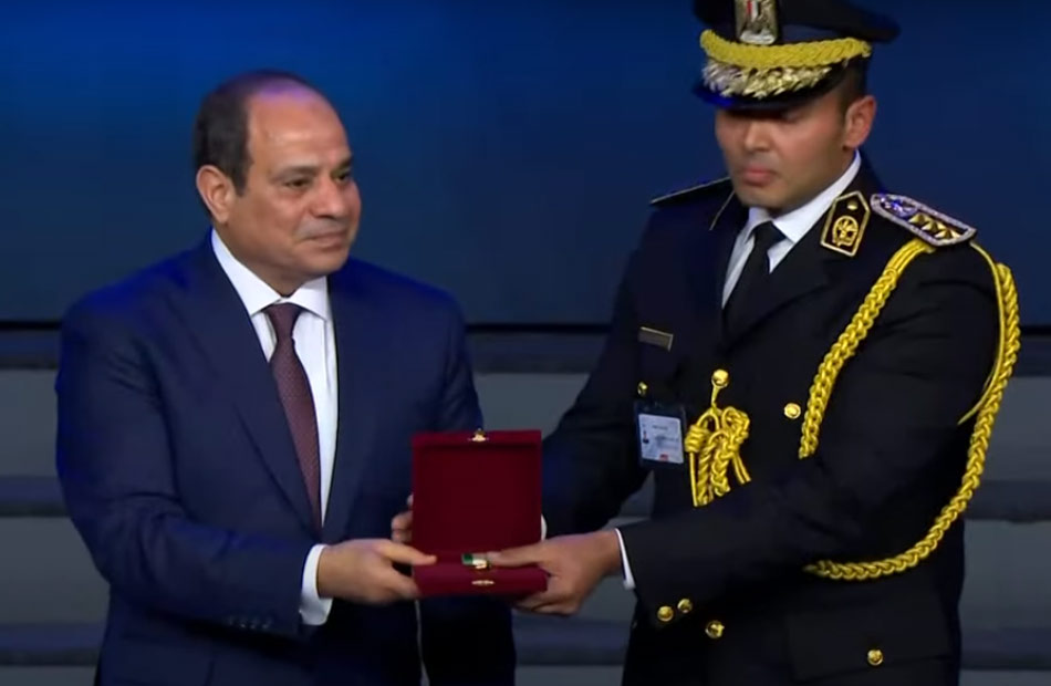 الرئيس السيسي يمنح عددًا من ضباط الشرطة نوط الامتياز من الطبقتين الثانية والثالثة