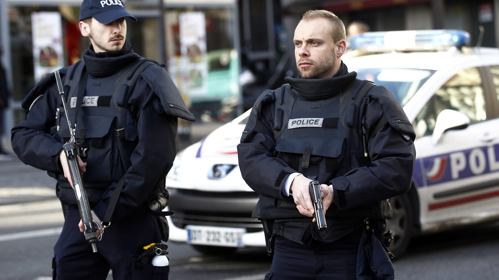 التحقيق مع الشرطة الفرنسية بسبب الاعتداء على أحد المحتجين