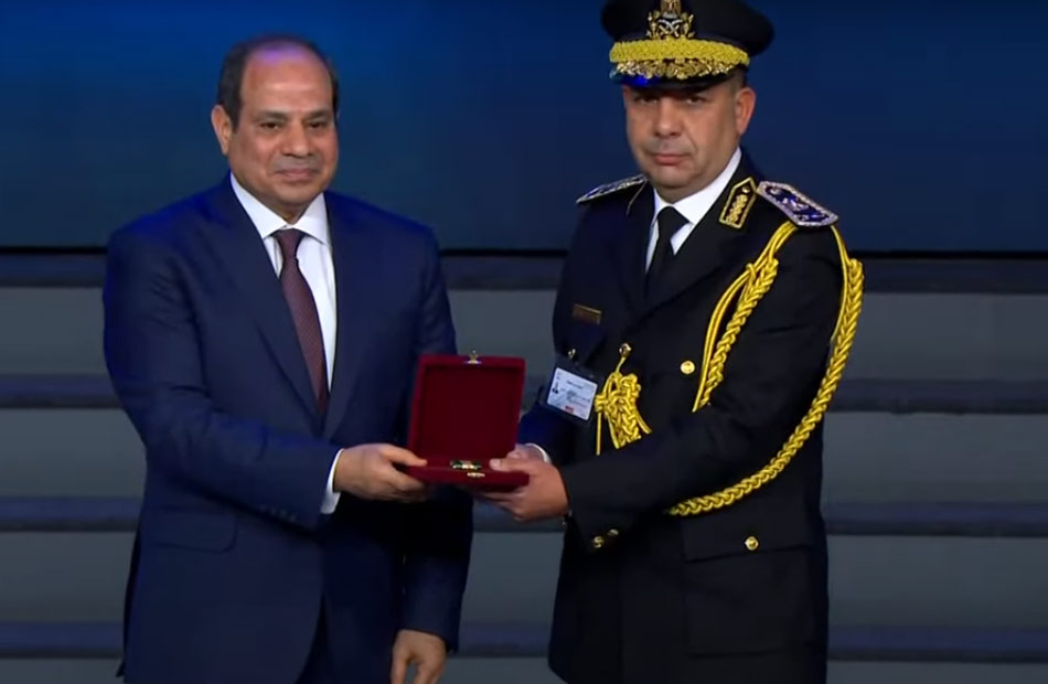 الرئيس السيسي يمنح عددًا من ضباط الشرطة نوط الامتياز 