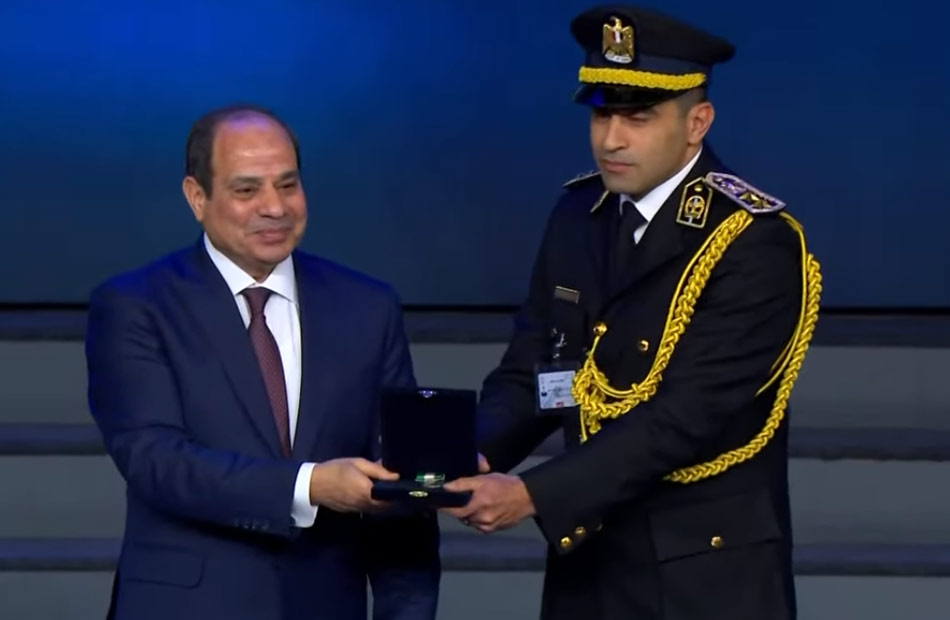 الرئيس السيسي يمنح عددًا من ضباط الشرطة نوط الامتياز 