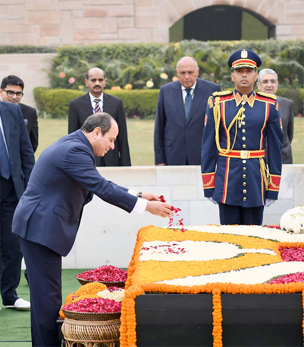 الرئيس السيسي يزور ضريح المهاتما غاندي ويضع إكليلا من الزهور على قبره