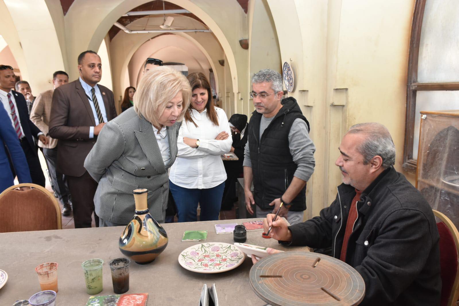 وزيرة الثقافة الأردنية تتفقد مركز الحرف بالفسطاط وتشيد بدوره في دعم قطاع الصناعات الإبداعية