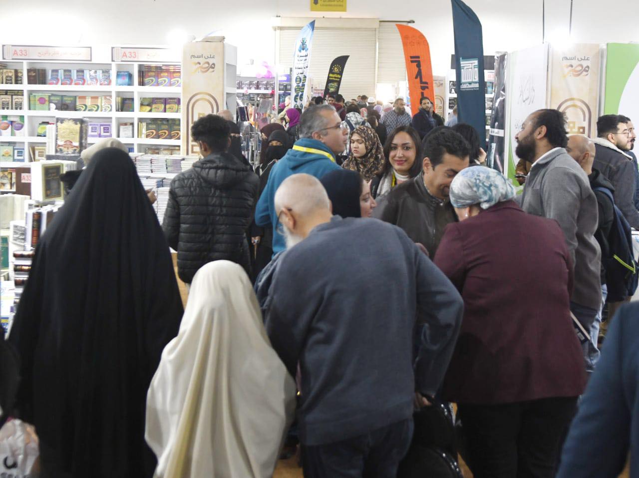 حشود جماهيرية في أول جمعة لمعرض الكتاب عدسة  بوابة الأهرام  ترصد المشهد | صور