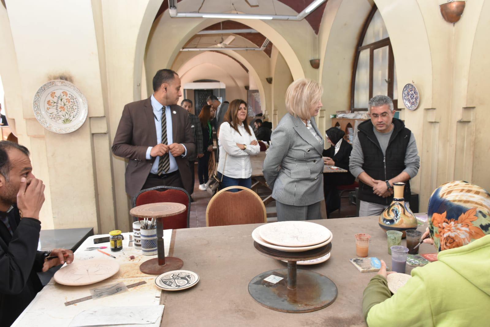  وزيرة الثقافة الأردنية تتفقد مركز الحرف بالفسطاط 