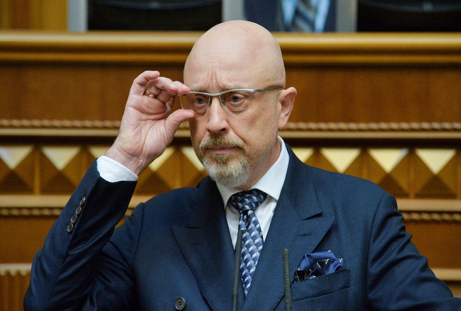 وزير الدفاع الأوكراني يقرّ بصعوبة وضع جيشه