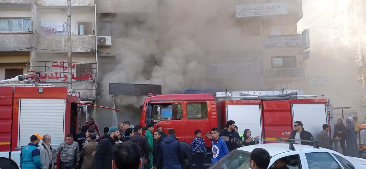  حريق يلتهم محلًا تجاريًا في منطقة المندرة بالإسكندرية  صور
