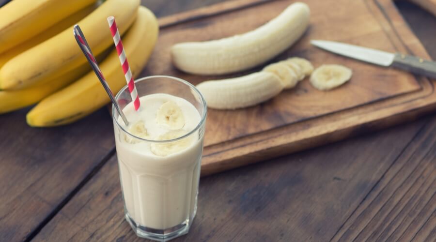 بمكونات مختلفة.. طريقة عمل عصير الموز وفوائده الصحية