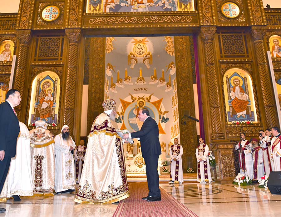 الرئيس يقدم التهنئة بعيد الميلاد المجيد بكاتدرائية ميلاد المسيح