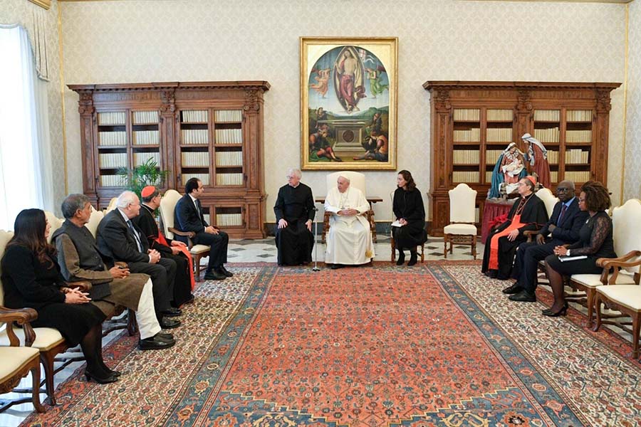 البابا فرنسيس يلتقي أعضاء لجنة تحكيم جائزة زايد للأخوة الإنسانية  | صور