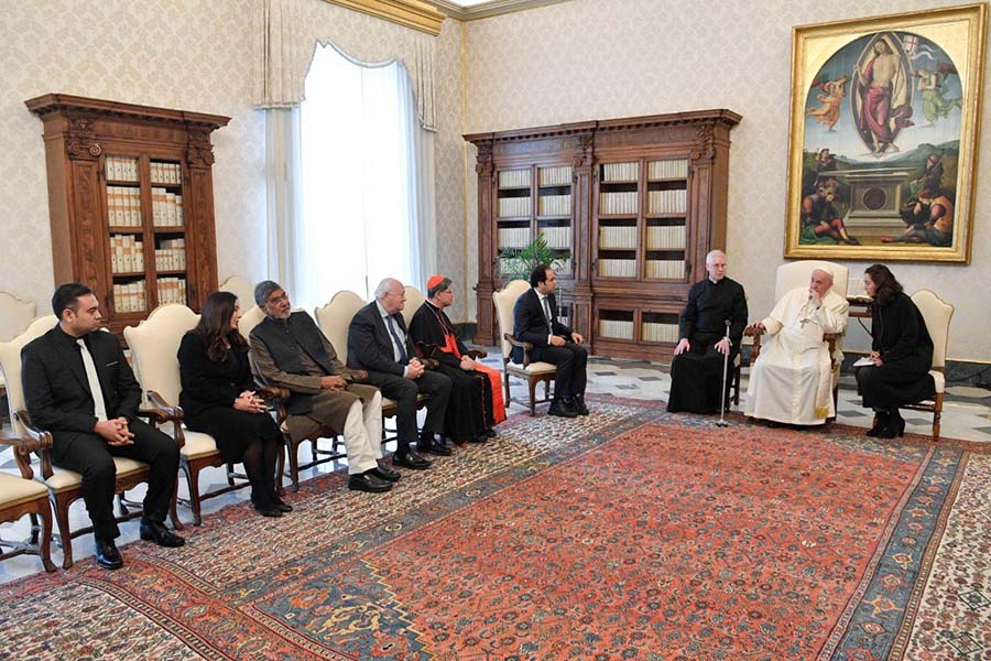 البابا فرنسيس يلتقي أعضاء لجنة تحكيم جائزة زايد للأخوة الإنسانية ٢٠٢٣