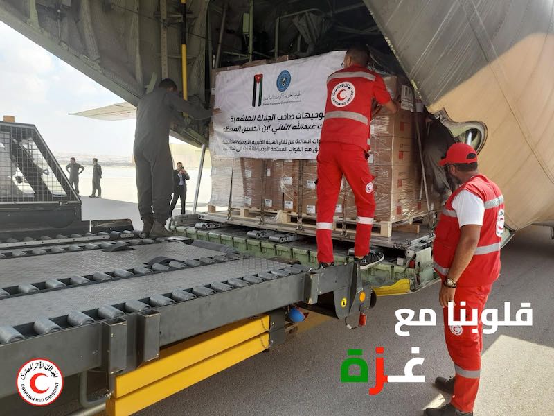  الهلال الأحمر بشمال سيناء يقوم بتفريغ شحنة المساعدات الأردنية