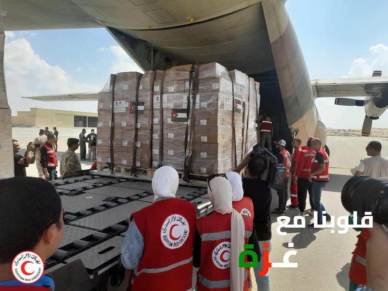  الهلال الأحمر بشمال سيناء يقوم بتفريغ شحنة المساعدات الأردنية