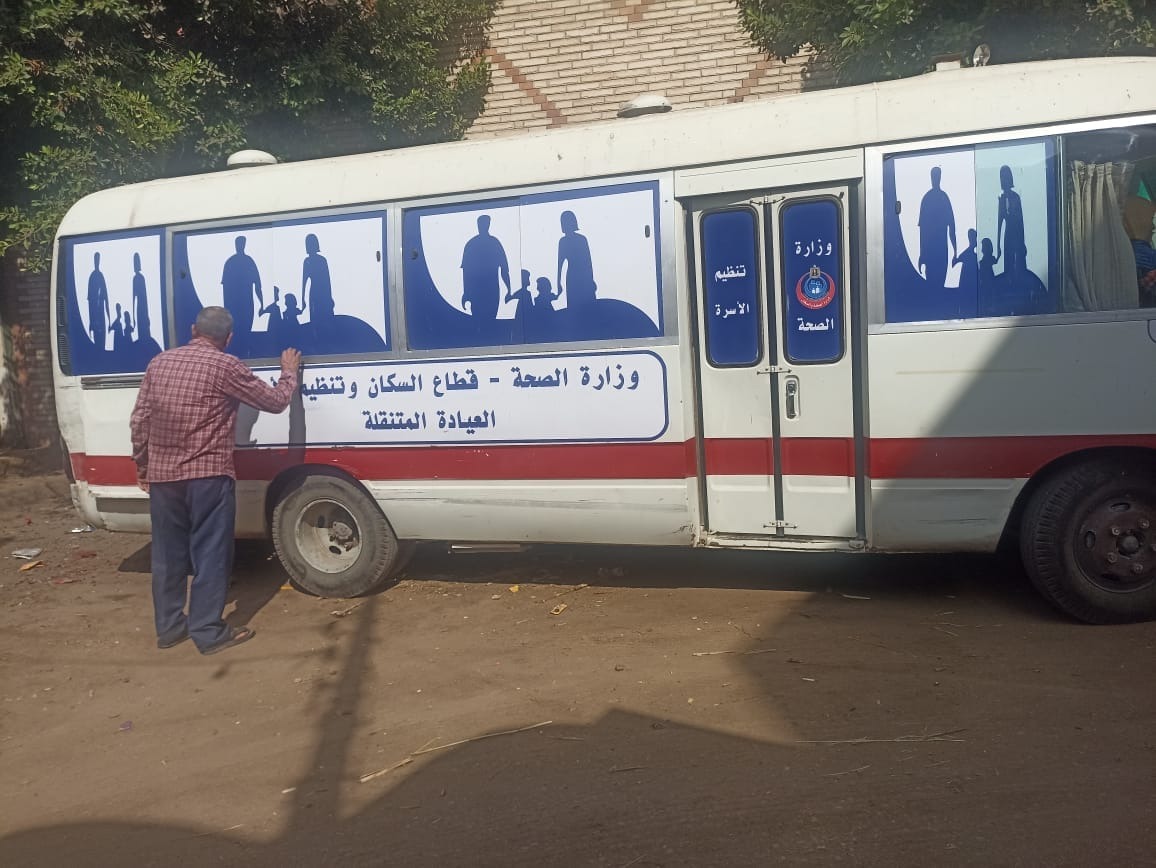 تنظيم قافلة سكانية إلى قرية أحمد رامي في محافظة البحيرة| صور