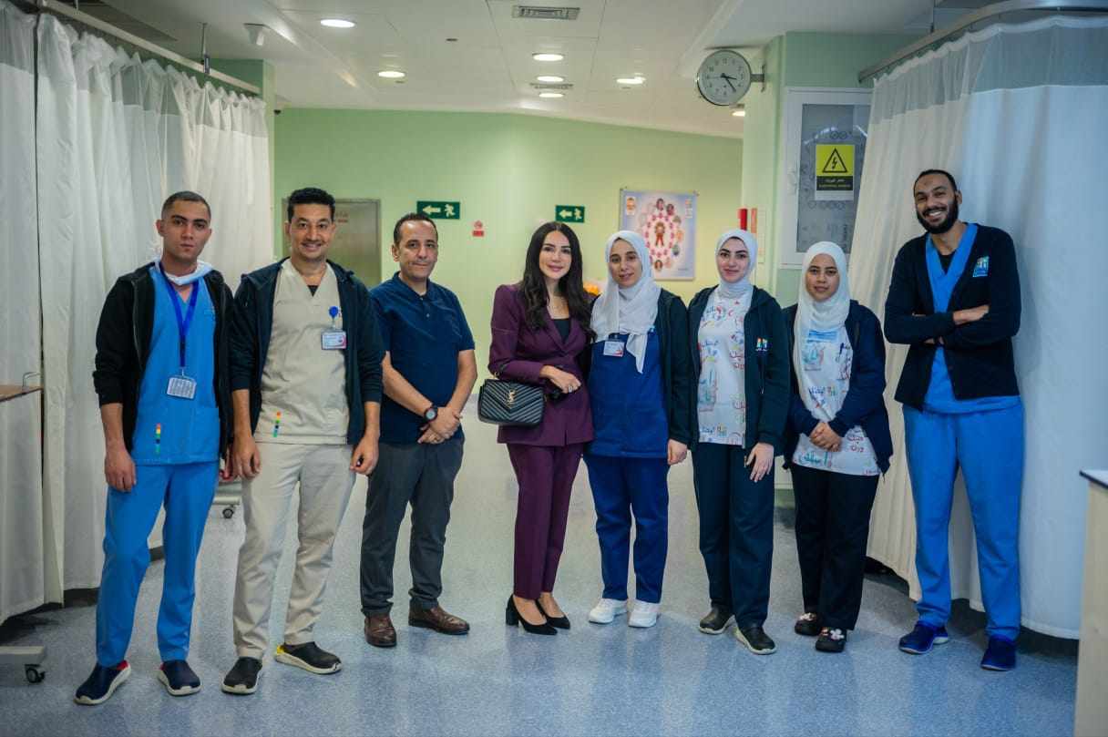 إنجي علاء في زيارة دعم لأطفال مرضى القلب 