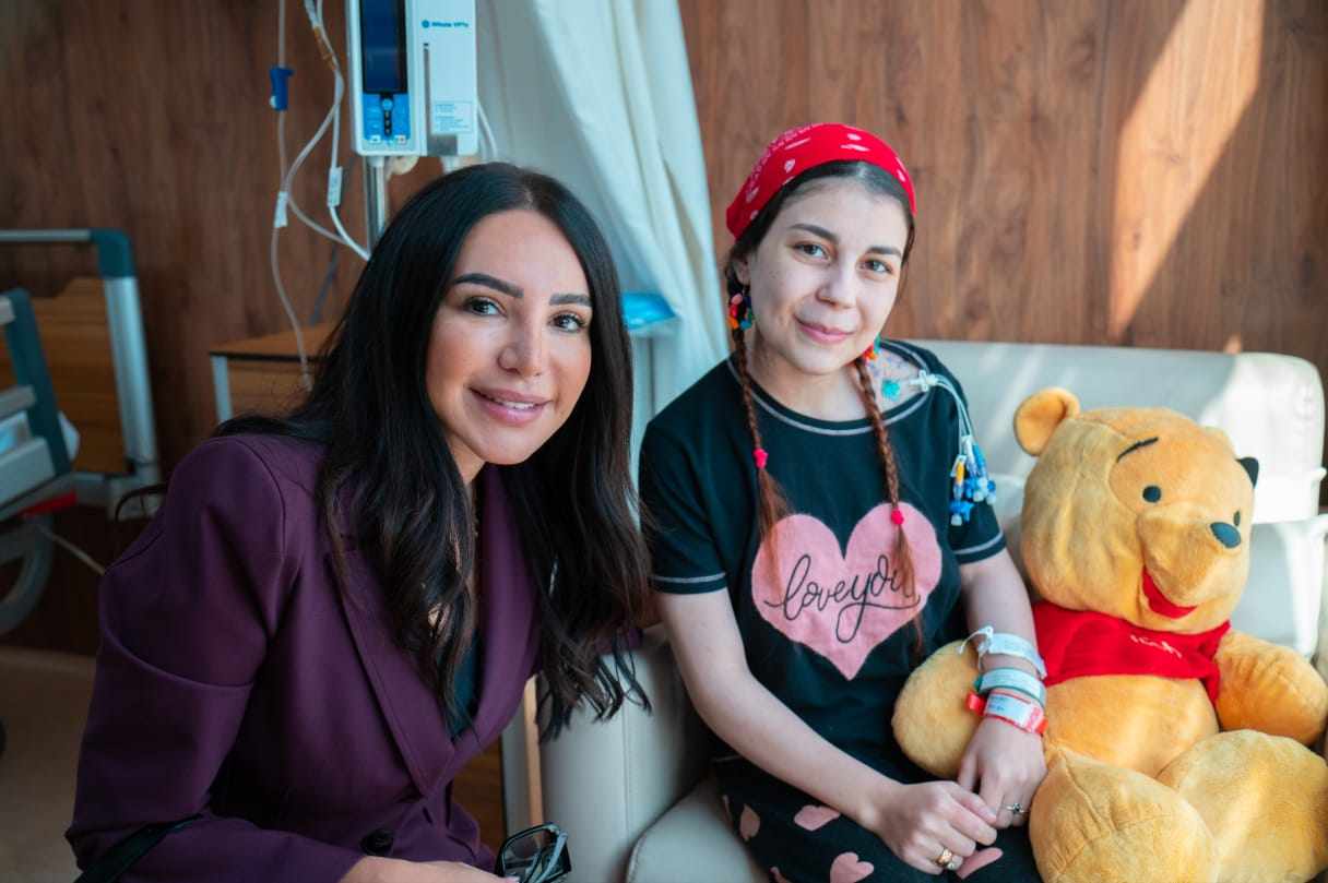 إنجي علاء في زيارة دعم لأطفال مرضى القلب 
