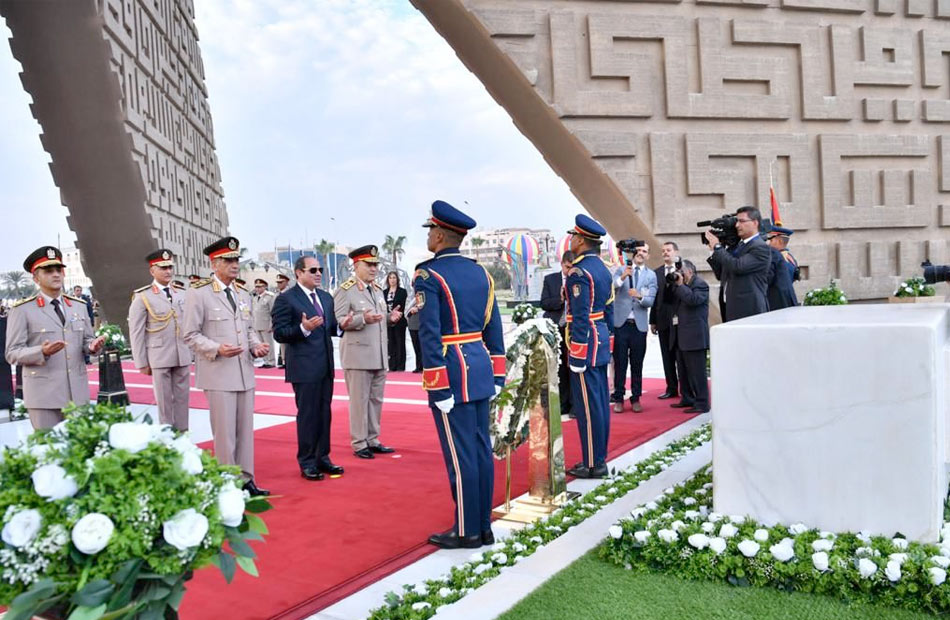  الرئيس السيسي يضع أكليلا من  الزهور على قبر الزعيم أنور السادات