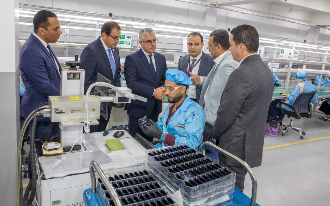 افتتاح أول مصنع لإكسسوارات المحمول في مصر والشرق الأوسط وإفريقيا بمنطقة السخنة الصناعية