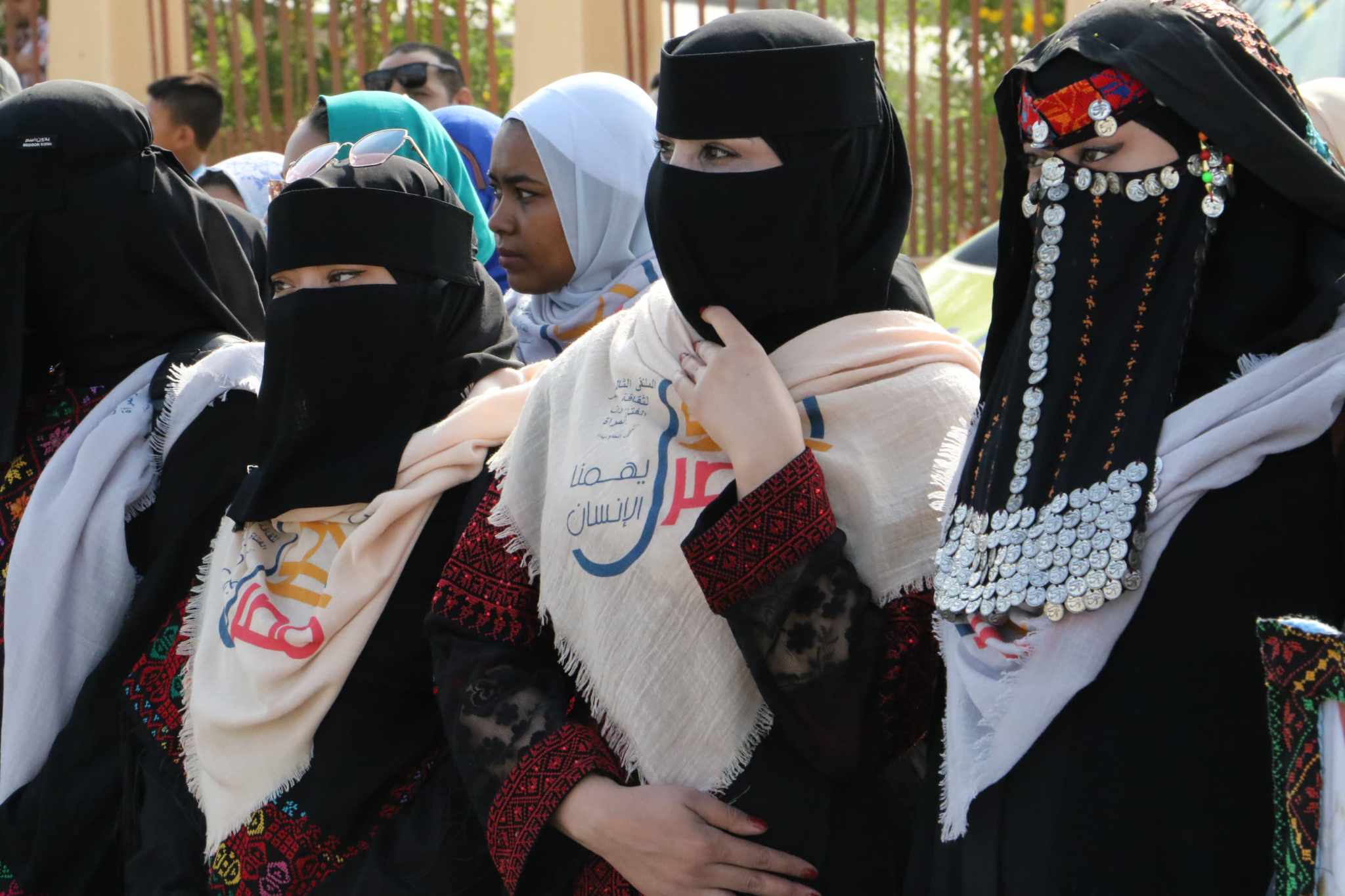  فتيات ملتقى  أهل مصر  يشاركن في وضع إكليل الزهور على قبر الجندي المجهول بالعريش