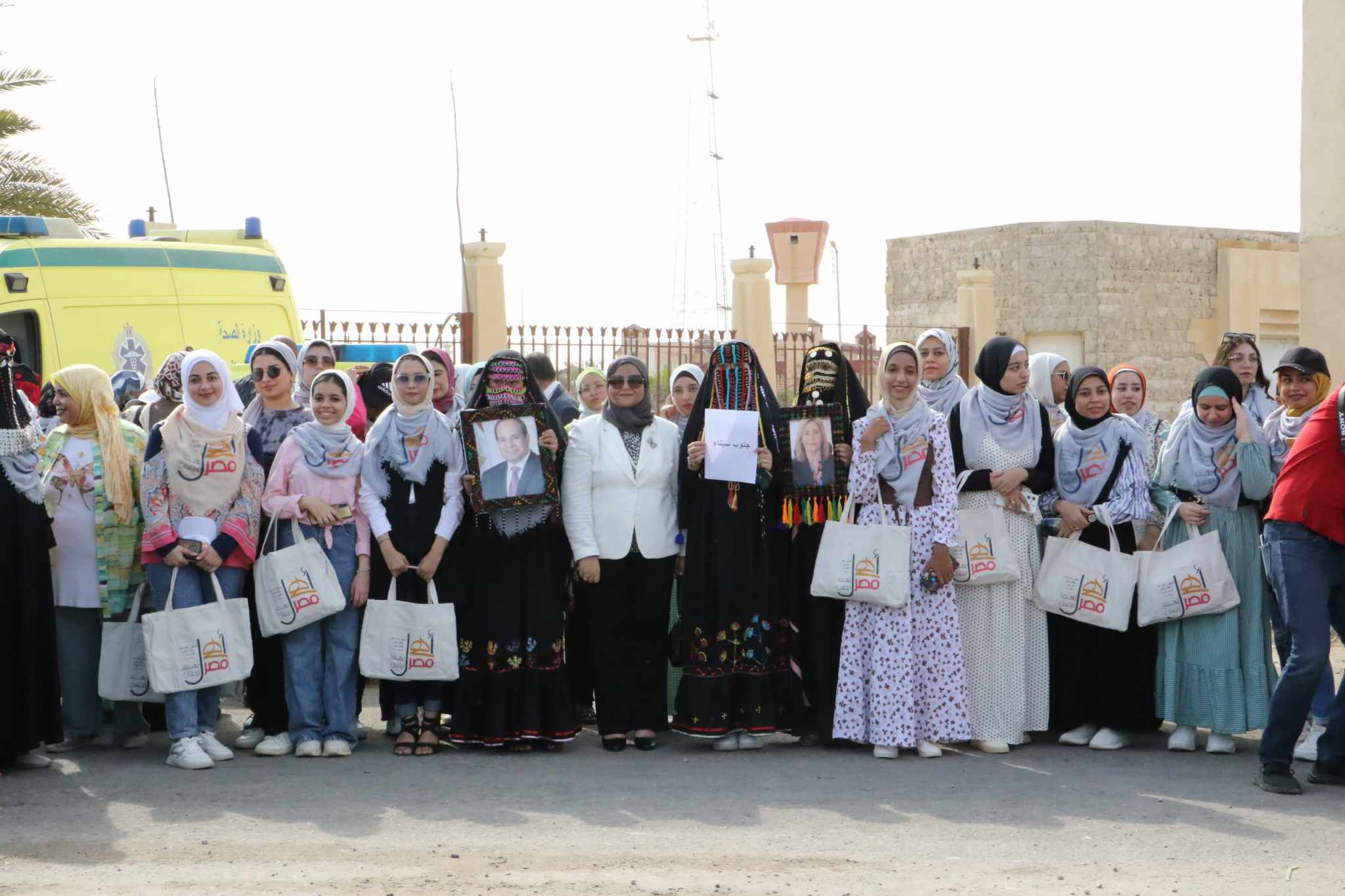 فتيات ملتقى  أهل مصر  يشاركن في وضع إكليل الزهور على قبر الجندي المجهول بالعريش