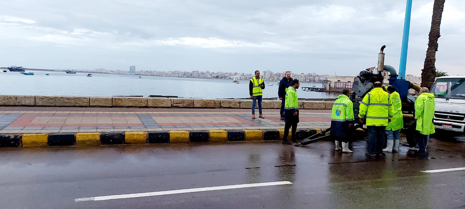 سيارات بمحيط اللجان تحسبًا للأمطار  صرف الإسكندرية  يستعد للانتخابات 