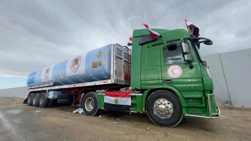 "القاهرة الإخبارية": شاحنتا وقود تدخلان قطاع غزة عبر معبر رفح