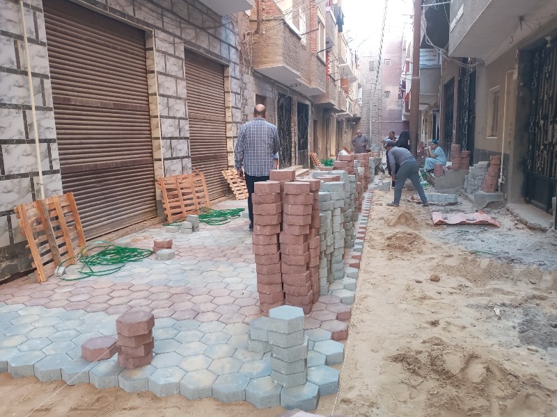 بدء تركيب  الإنترلوك  في  شارعا وحارة بمدينة القوصية ضمن مشروعات الخطة الاستثمارية بأسيوط| صور