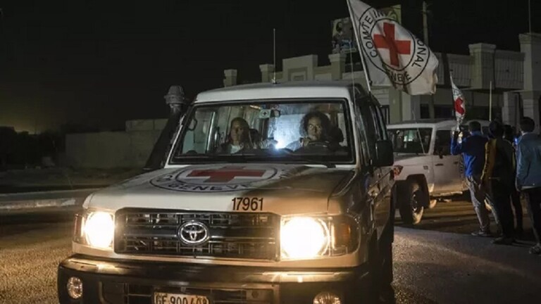 حماس تسلم الصليب الأحمر محتجزتين إسرائيليتين في ميدان فلسطين وسط مدينة غزة