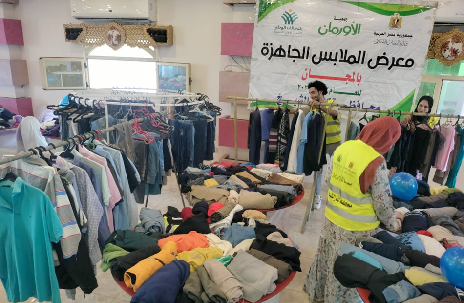 توزيع  قطعة ملابس على الأسر الأكثر احتياجا بقلين في كفر الشيخ تحت مظلة التحالف الوطني | صور 