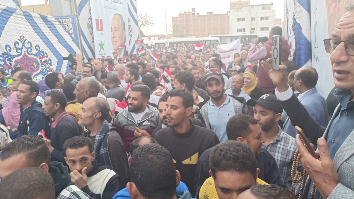 آلاف المواطنين يتوافدون لمؤتمر دعم المرشح الرئاسي عبدالفتاح السيسي بالغردقة| فيديو وصور 