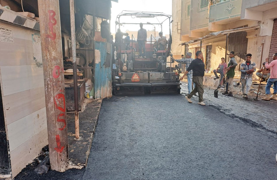 محافظ كفر الشيخ يتابع أعمال رصف شارع الشونة ببلطيم | صور