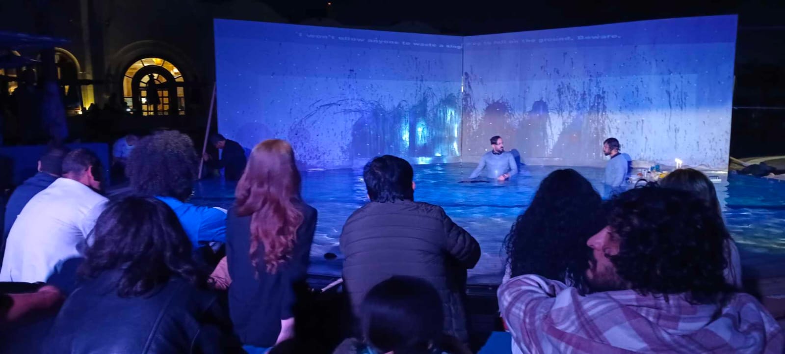 من داخل حمام السباحة العرض العراقي ليلة ماطرة بمهرجان شرم الشيخ الدولي للمسرح الشبابي|صور