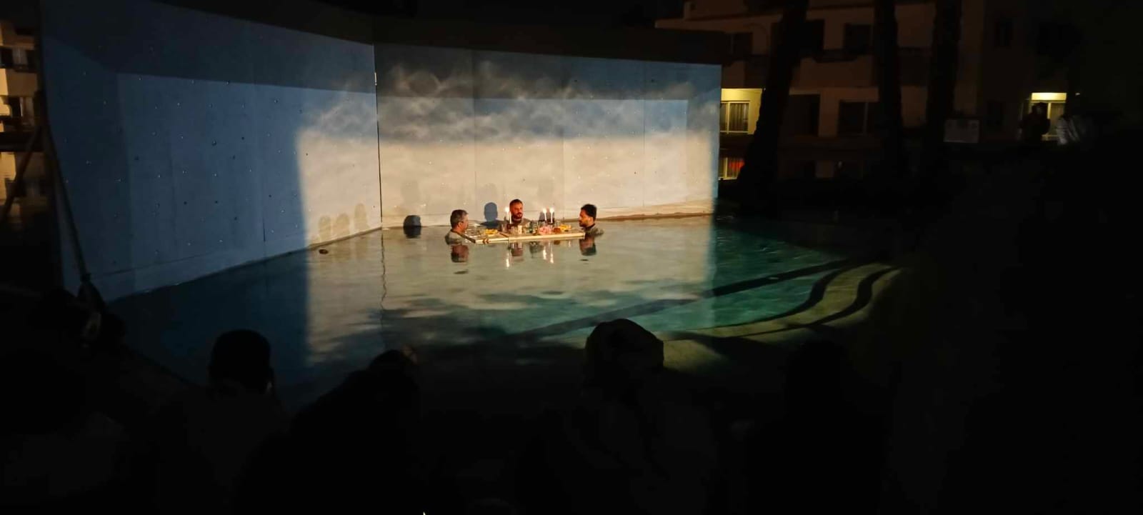 من داخل حمام السباحة..العرض العراقي ليلة ماطرة بمهرجان شرم الشيخ الدولي للمسرح الشبابي