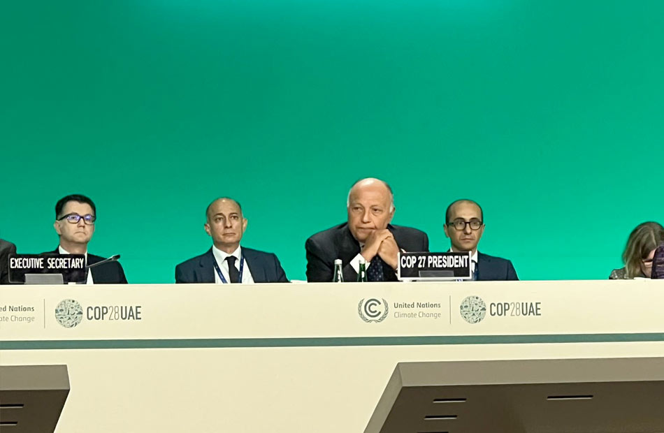 وزير الخارجية يُسلم الإمارات رئاسة قمة المناخ COP28