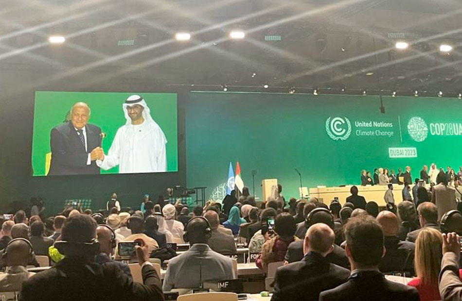وزير الخارجية يُسلم الإمارات رئاسة قمة المناخ COP