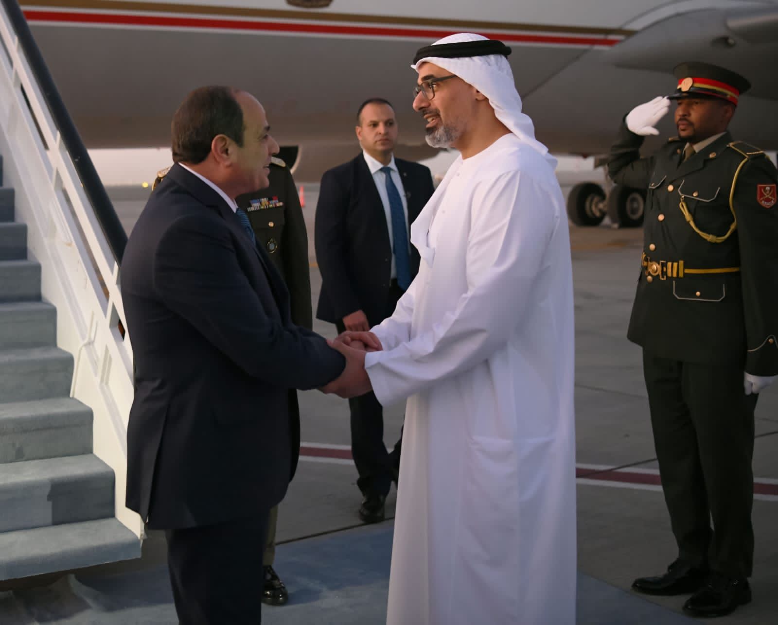 المتحدث الرئاسي ينشر صور وصول الرئيس السيسي إلى دبي للمشاركة بقمة المناخ  كوب ٢٨ 