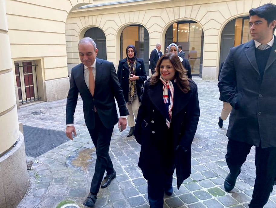 وزيرة الهجرة تتفقد مقر لجنة الاقتراع بسفارة مصر بباريس