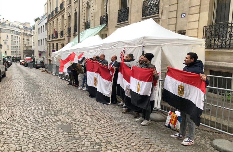 بالعلم المصري مشاركة فعّالة من الجاليات المصرية في فرنسا للمشاركة في الانتخابات الرئاسية|صور