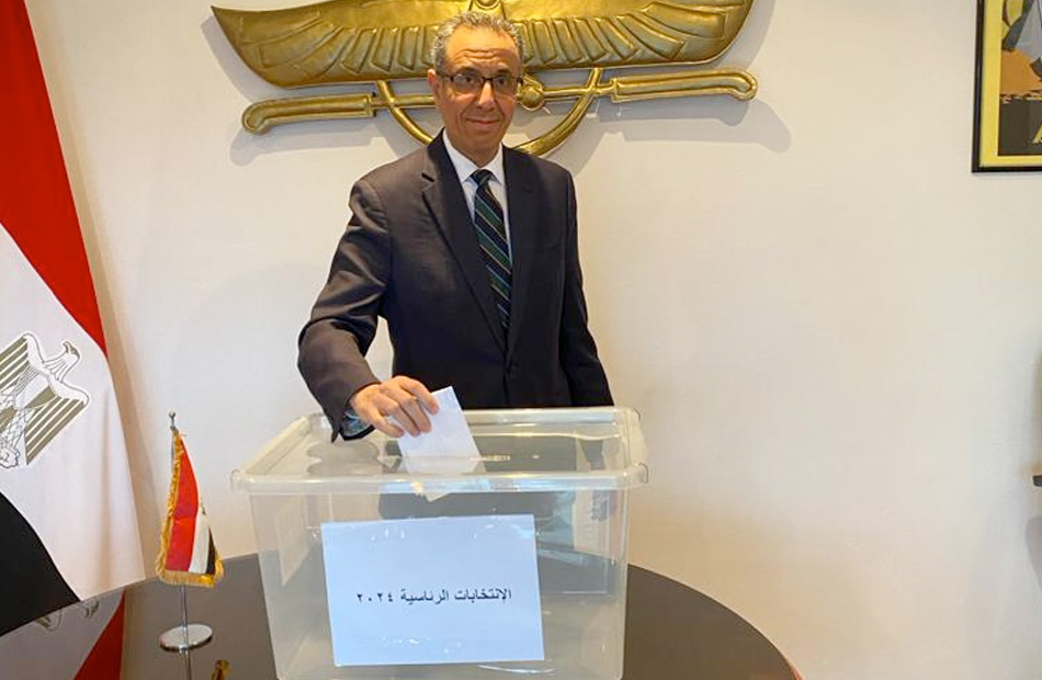 سفير مصر في البوسنة يدلي بصوته في انتخابات الرئاسة وسط توافد المواطنين| صور 