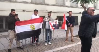 بالأعلام وصور السيسي.. احتفالات المصريين في روما بالانتخابات الرئاسية من أمام اللجان