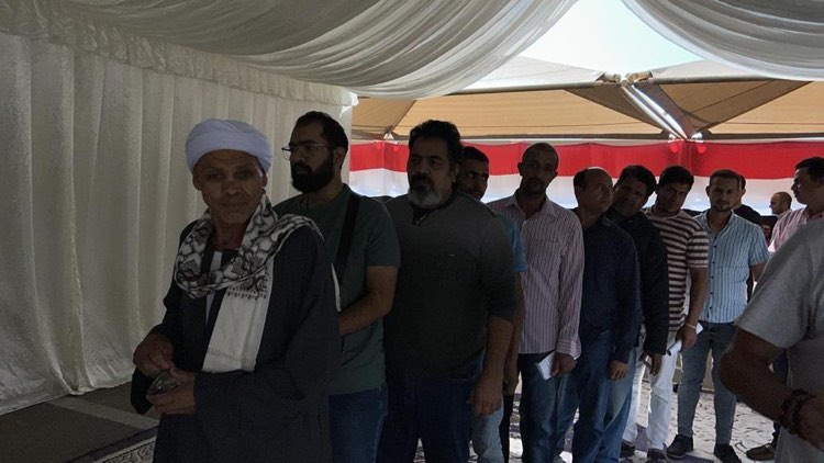 عضو اتحاد المصريين في البحرين: تزايد أعداد الناخبين بعد صلاة الجمعة | فيديو 