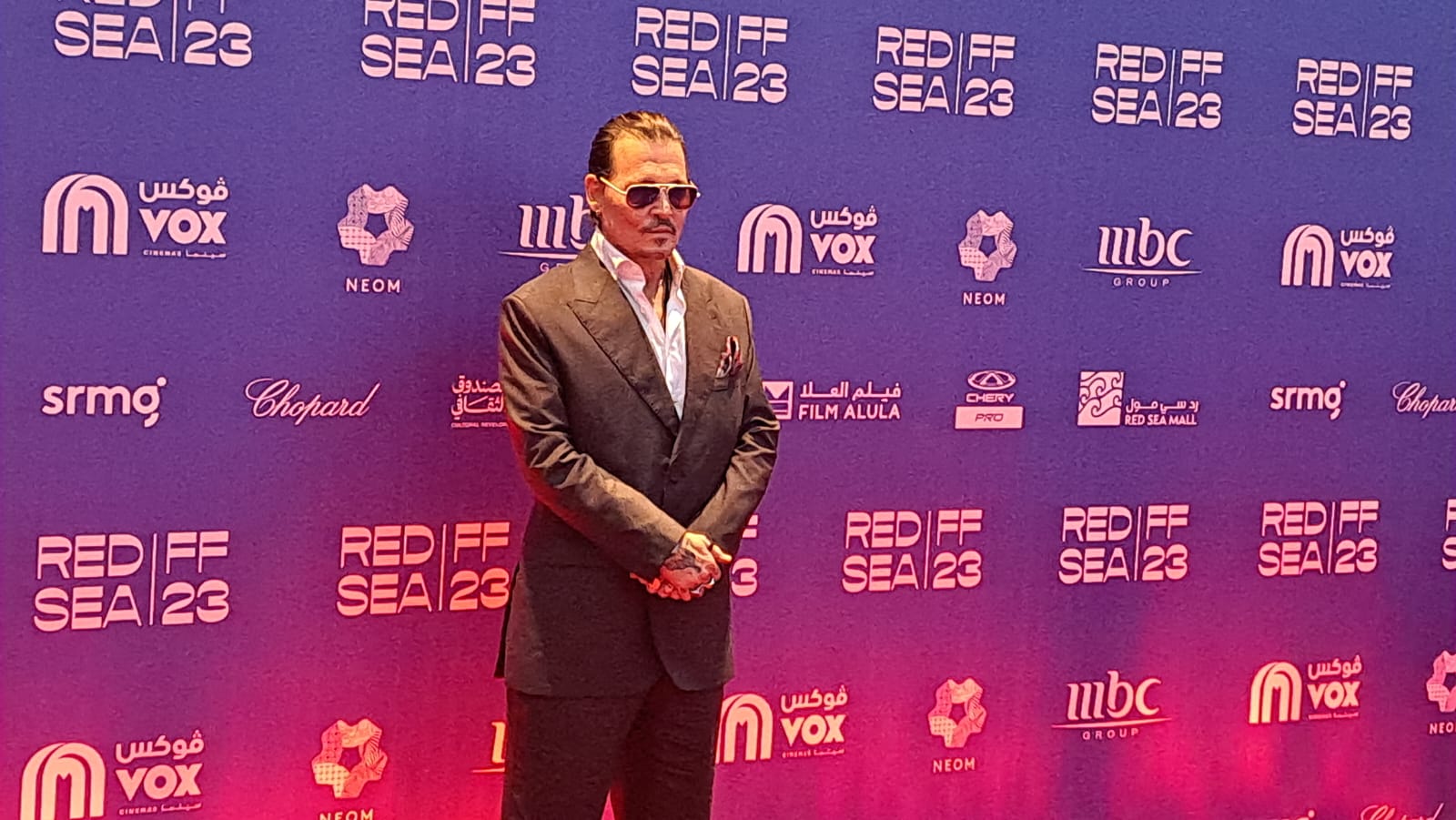 ترحيب حافل من الجمهور السعودي بالنجم العالمي جوني ديب خلال عرض فيلمه  جان دو باري  بالسعودية | فيديو وصور