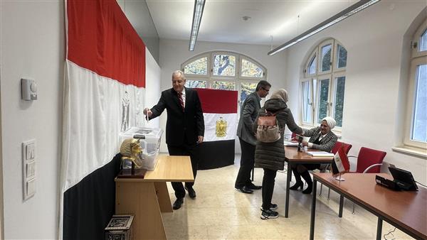 المصريون في النمسا يدلون بأصواتهم في اليوم الأول لانتخابات الرئاسة المصرية 