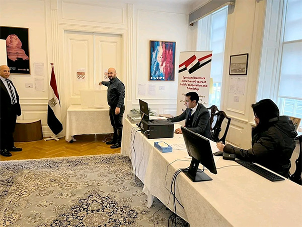 أعضاء سفارة مصر فى الدنمارك الجالية المصرية فى كوبنهاجن يدلون بصوتهم فى انتخابات الرئاسة